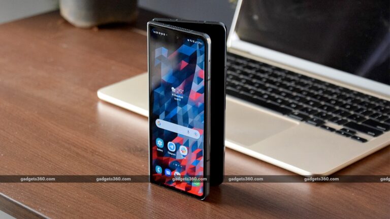 Samsung Galaxy Z Flip 4, Galaxy Z Fold 4 Get a UI 5.1.1; A 5 clock is traveling to older models